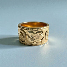 Load image into Gallery viewer, Old English & Hibiscus 10mm Flat Ring in 14K Yellow Gold in size 5 3/8