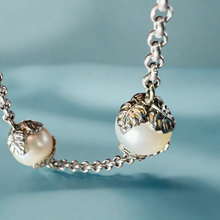 Load image into Gallery viewer, Monstera cap Freshwater Pearl Bracelet
