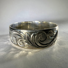 Load image into Gallery viewer, Hawaiian 18mm Old English Hibiscus &amp; Plumeria Flowers Sterling Silver Bracelet
