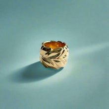 Load image into Gallery viewer, Medium Scalloped Bead Pendant with Shiny Maile