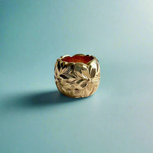 Load image into Gallery viewer, Medium Scalloped Bead Pendant with Hibiscus