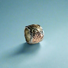 Load image into Gallery viewer, Tri-Color Scalloped Haku Lei Bead Pendant in 14K Gold