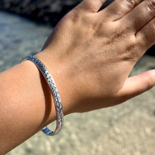 Load image into Gallery viewer, Shiny Maile & Hibiscus 6mm Bangle Bracelet in 14K White Gold in size 8