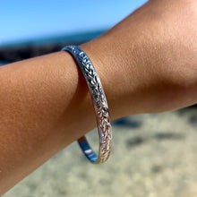 Load image into Gallery viewer, Shiny Maile & Hibiscus 6mm Bangle Bracelet in 14K White Gold in size 8