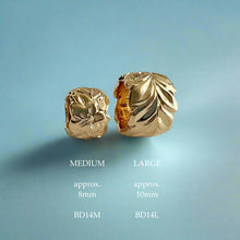 Load image into Gallery viewer, Medium and Large Scalloped Bead Pendants