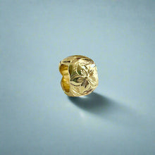 Load image into Gallery viewer, Medium Scalloped Bead Pendant with Hibiscus