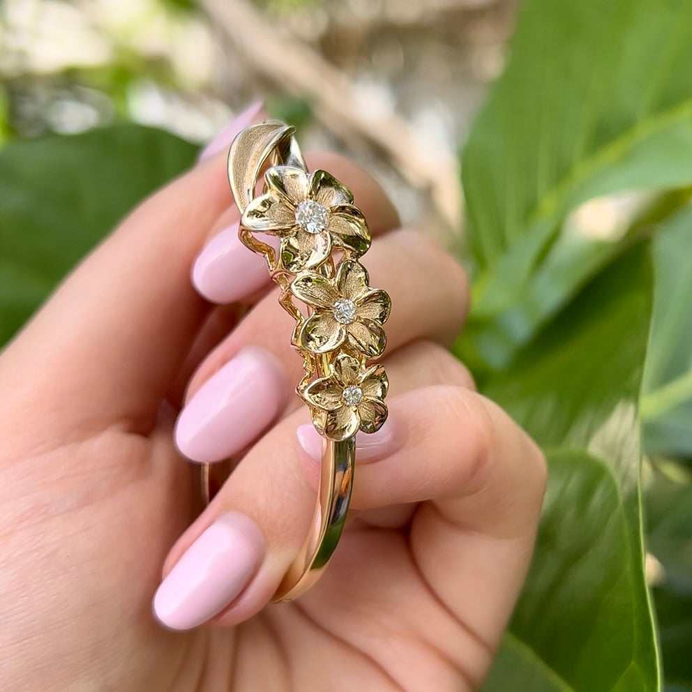 フィリップリカード　ハワイアンジュエリー　ブレスレット　イエローゴールド14K Three Diamond Plumeria Hawaiian Bracelet w/ Hinge & Clasp in 14K Yello