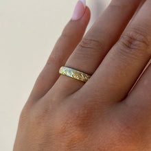 Load image into Gallery viewer, Hawaiian Old English & Hibiscus 4mm Barrel Ring in 14K Green Gold