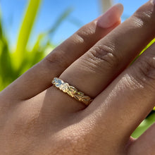 Load image into Gallery viewer, Scalloped Shiny Maile & Plumeria 4mm Ring in 14 Yellow Gold
