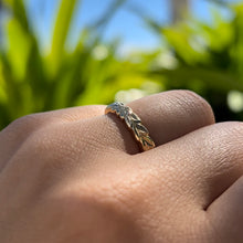 Load image into Gallery viewer, Scalloped Shiny Maile & Plumeria 4mm Ring in 14 Yellow Gold