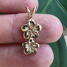 Load image into Gallery viewer, Hawaiian two plumeria vertical pendant 
