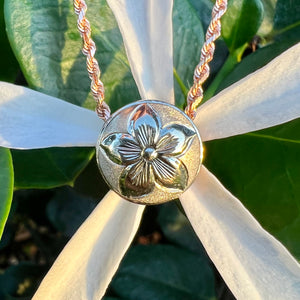 Hawaiian flower round pendant in gold 