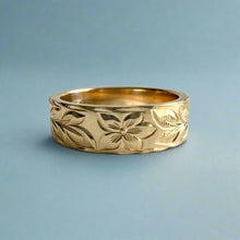 Load image into Gallery viewer, Maile & Hibiscus 6mm Flat Ring in 14K Yellow Gold in size 7
