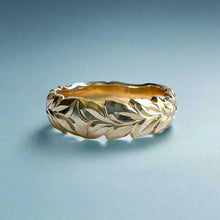 Load image into Gallery viewer, Scalloped Shiny Maile with Hibiscus 6mm Raised "Kuuipo" Ring in 14K Yellow Gold