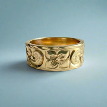 Load image into Gallery viewer, Old English & Hibiscus 8mm Hawaiian Flat Ring in 14K Yellow Gold in size 8 1/2