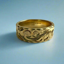 Load image into Gallery viewer, Old English & Hibiscus 8mm Flat Hawaiian Ring in 18K Yellow Gold in size 11 1/4