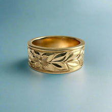 Load image into Gallery viewer, Shiny Maile & Hibiscus 8mm Hawaiian Flat Ring in 14K Yellow Gold in size 6