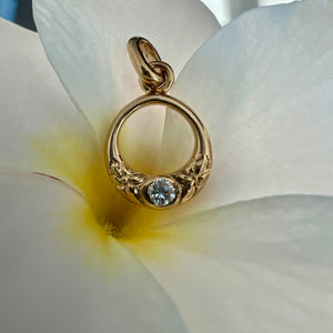 Hawaiian Jewelry round pendant with diamond and flower engraving