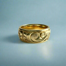 Load image into Gallery viewer, Old English & Hibiscus 8mm Hawaiian Ring in 18K Yellow Gold in size 7