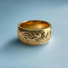 Load image into Gallery viewer, Old English, Plumeria & Hibiscus with Two Leaves 8mm Hawaiian Ring in 14K Yellow Gold in size 4 3/4
