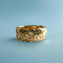 Load image into Gallery viewer, Scalloped Shiny Maile with Hibiscus & Plumeria 8mm Hawaiian Ring in 14K Yellow Gold in size 6 1/4
