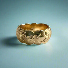 Load image into Gallery viewer, Scalloped Old English & Hibiscus 8mm Hawaiian Ring in 14K Yellow Gold in size 5 1/4