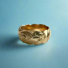 Load image into Gallery viewer, Scalloped Old English & Hibiscus 8mm Hawaiian Ring in 14K Yellow Gold in size 5 1/4