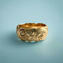 Load image into Gallery viewer, Scalloped Old English with Turtle & Hibiscus 8mm Ring in 14K Yellow Gold in size 7
