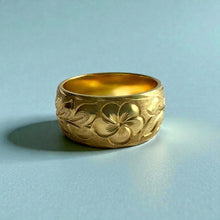 Load image into Gallery viewer, Maile & Plumeria 10mm Ring in 18K Green Gold in size 9