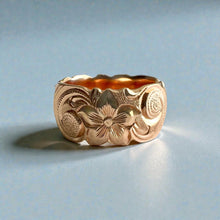Load image into Gallery viewer, Scalloped Old English & Hibiscus 10mm Ring in 14K Pink Gold in size 8