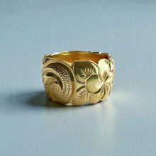 Load image into Gallery viewer, Scalloped Old English & Plumeria with four Leaves 12mm Ring in 18K Yellow Gold in size 7 1/8