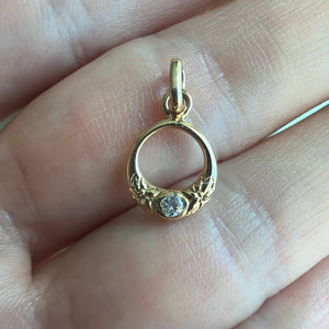 Small round Hawaiian pendant with flowers and diamond