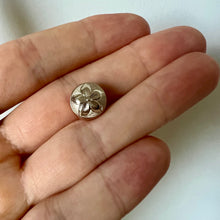 Load image into Gallery viewer, Round flower pendant with hibiscus and plumeria