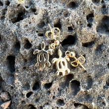 Load image into Gallery viewer, Hawaiian Petroglyph Turtle Dangle Earrings in Yellow Gold
