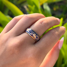 Load image into Gallery viewer, Ali'i 8mm Ring with Gecko in 14K Yellow Gold in size 9 1/4