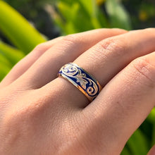 Load image into Gallery viewer, Ali'i 8mm Ring with Gecko in 14K Yellow Gold in size 9 1/4