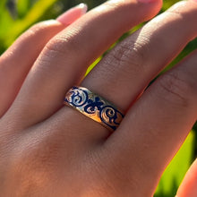 Load image into Gallery viewer, Ali'i 8mm Ring with Gecko in 14K Yellow Gold in size 9 1/4