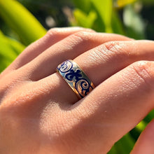 Load image into Gallery viewer, Ali'i 8mm Ring with Gecko in 14K Yellow Gold in size 9 1/4