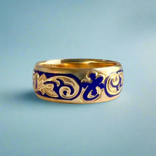 Load image into Gallery viewer, Ali'i 8mm Ring with Gecko in 14K Yellow Gold in size 9 1/4
