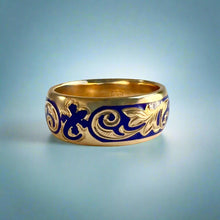 Load image into Gallery viewer, Ali'i 8mm Ring with Gecko in 14K Yellow Gold in size 9 1/4