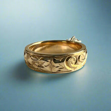 Load image into Gallery viewer, Kaimana Kula Old English & Hibiscus 6mm Solitaire Ring with Cubic Zirconia in 14K Yellow Gold in size 8 1/4