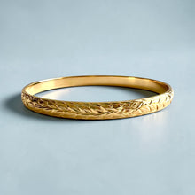 Load image into Gallery viewer, Maile & Hibiscus 6mm "Kuuipo" Bangle Bracelet in 14K Yellow Gold in size 7 1/2