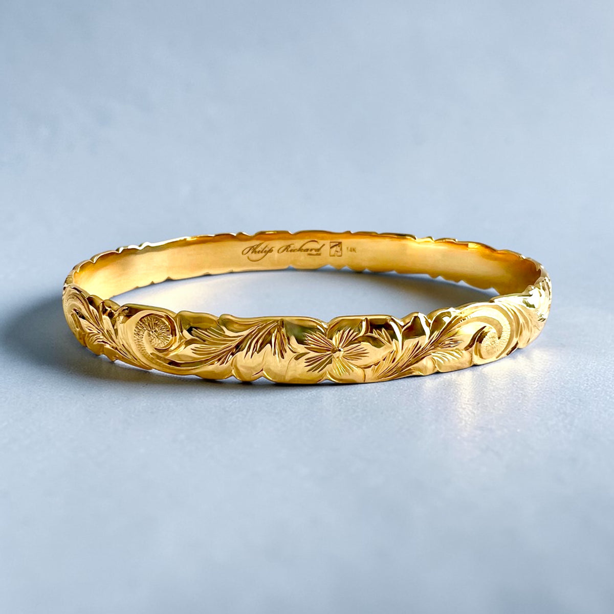 Scalloped Old English & 4x Hibiscus 8mm Bangle Bracelet in 14K Yellow