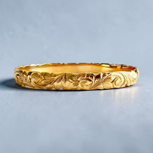 Load image into Gallery viewer, Scalloped Old English & 4x Hibiscus 8mm Bangle Bracelet in 14K Yellow Gold in size 8