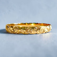 Load image into Gallery viewer, Scalloped Old English & 4x Hibiscus 8mm Bangle Bracelet in 14K Yellow Gold in size 8