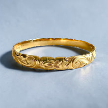 Load image into Gallery viewer, Scalloped Old English & 4x Hibiscus 8mm Bangle Bracelet in 14K Yellow Gold in size 8