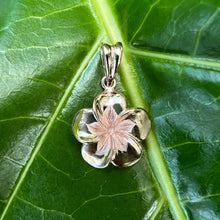 Load image into Gallery viewer, Hawaiian plumeria pendant in yellow gold
