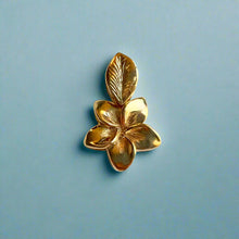 Load image into Gallery viewer, Huaka Bright Starflower Pendant in 14K Yellow Gold