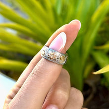 Load image into Gallery viewer, Tri-Color Hawaiian Haku Lei 8mm Ring in 14K Gold