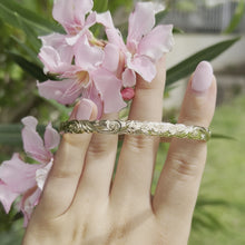 Load and play video in Gallery viewer, Hawaiian Bangle with flowers engraving
